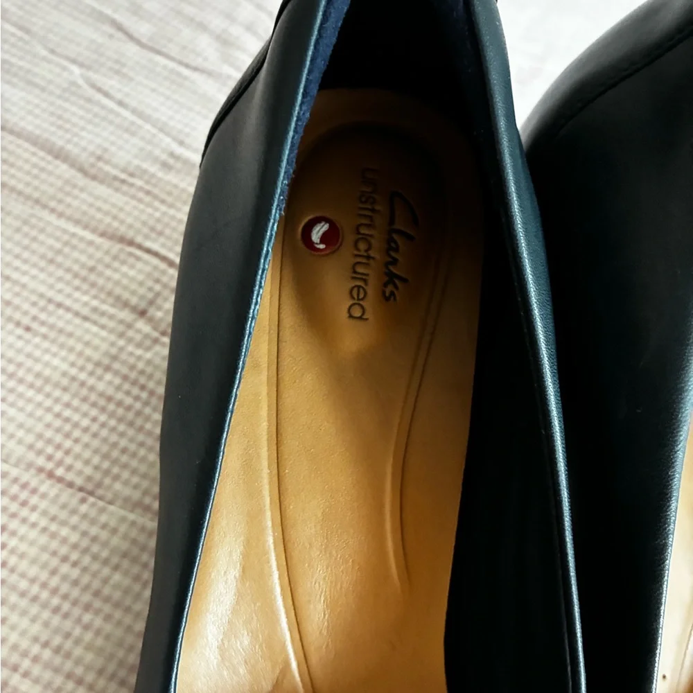 Classic navy Leather (2 inch) Clarks heels - Picture 3 of 4